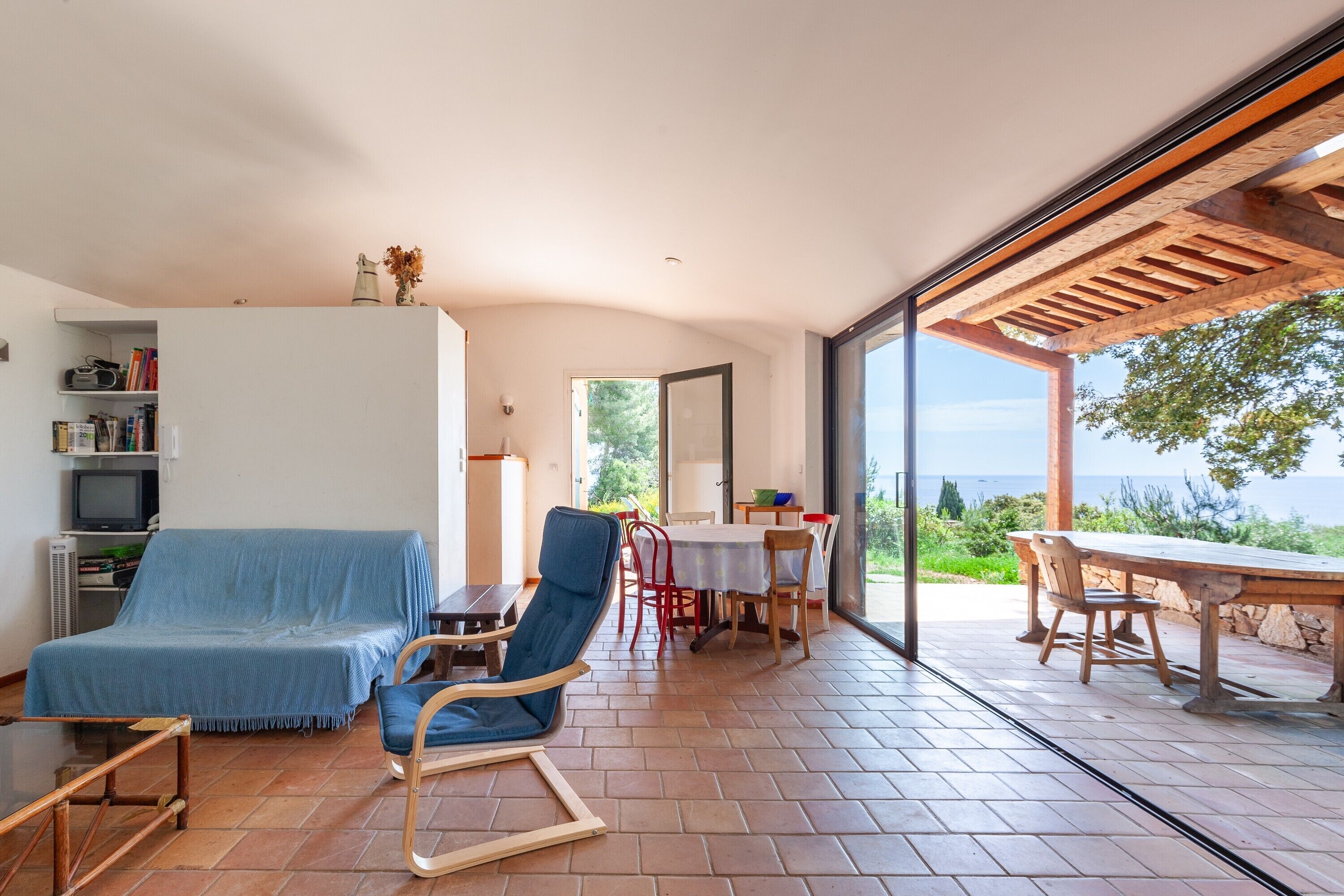 Eldstad och en tv-spelskonsol