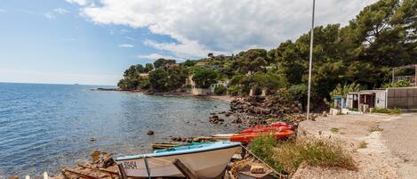 Una spiaggia nelle vicinanze