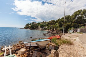 بالقرب من الشاطئ