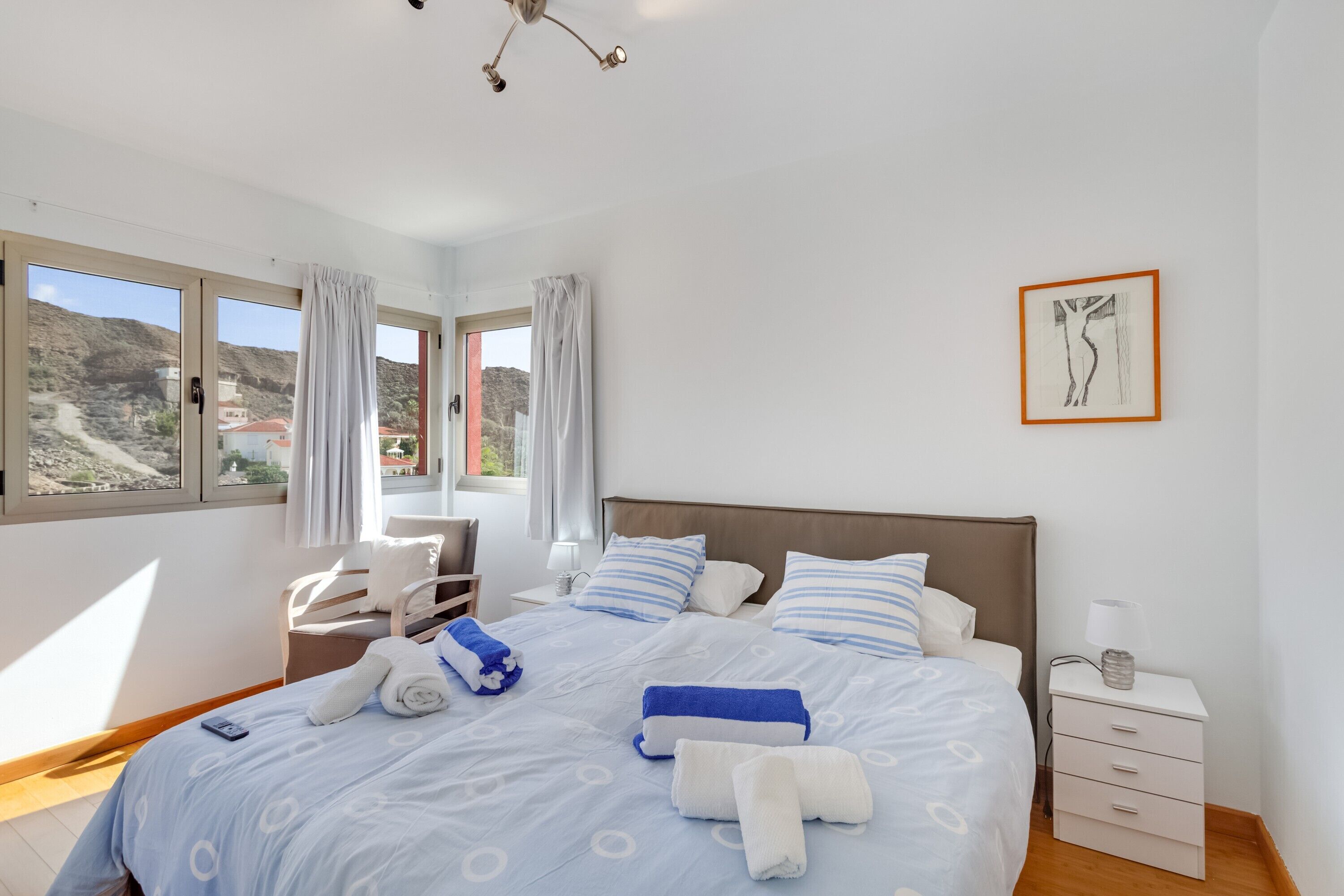 4 slaapkamers, een strijkplank/strijkijzer, gratis wifi, beddengoed