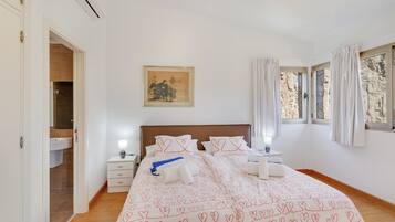 4 bedrooms, iron/ironing board, free WiFi, bed sheets