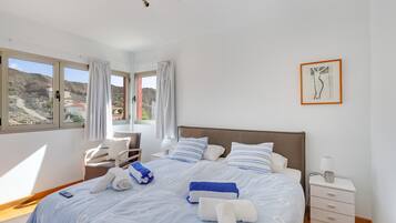 4 bedrooms, iron/ironing board, free WiFi, bed sheets