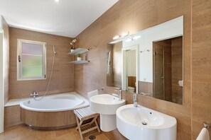 Een douche, een haardroger, handdoeken