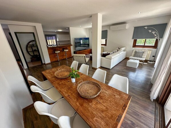 A modern living space with a dining area, kitchen, and seating area. - Villa 'Dorada' with Sea Views, Wi-Fi and Air Conditioning (Unknown)