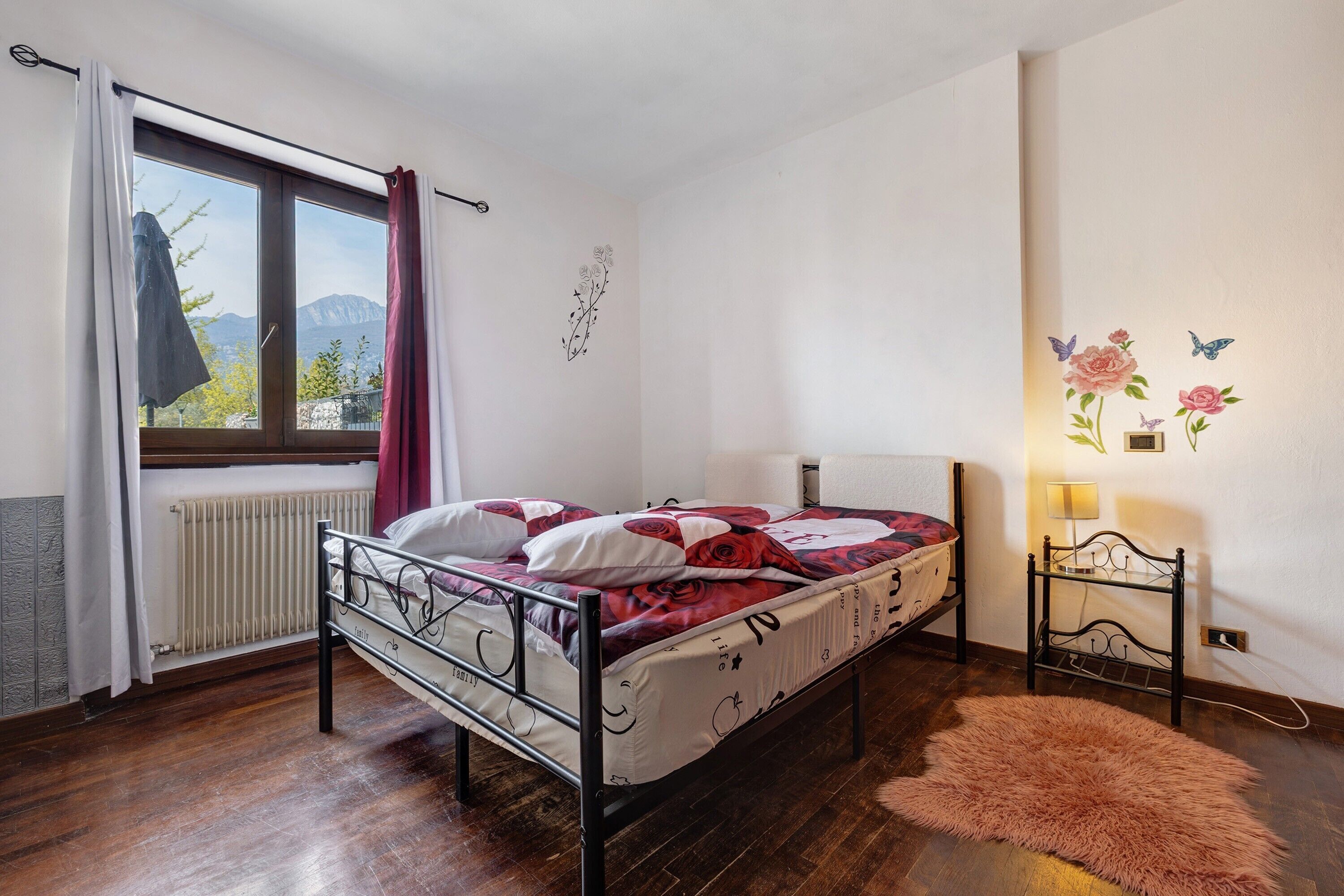 Tabla de planchar con plancha, wifi gratis, ropa de cama