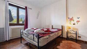 Tabla de planchar con plancha, wifi gratis, ropa de cama