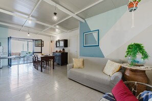 TV - Holiday Home 'Angela' with Sea View, Wi-Fi and Air Conditioning (Balestrate)