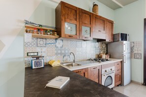 Fridge, microwave, oven, stovetop - Holiday Home 'Angela' with Sea View, Wi-Fi and Air Conditioning (Balestrate)