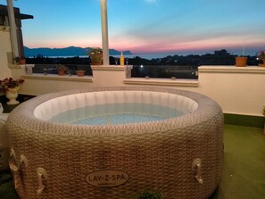 Outdoor spa tub - Holiday Home 'Angela' with Sea View, Wi-Fi and Air Conditioning (Balestrate)