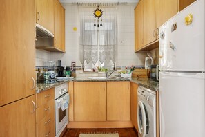 Réfrigérateur, four à micro-ondes, un four, surface de cuisson