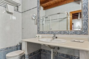 Chuveiro, secador de cabelo, toalhas de banho 