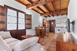 TV - Apartment 'Cantu' with Private Terrace, Balcony and Wi-Fi (Bustio)