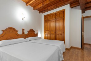 1 habitación, tabla de planchar con plancha, wifi gratis y ropa de cama