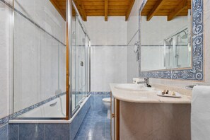 Ducha, secador de pelo y toallas