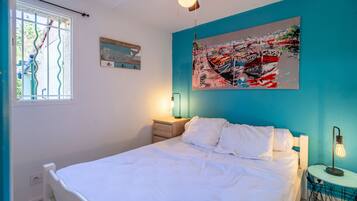 2 habitaciones y tabla de planchar con plancha