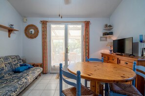 TV - Holiday Home 'Hameau Du Soleil' with Shared Pool, Private Terrace and Private Garden (Vendres)