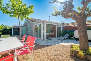 Outdoor dining - Holiday Home 'Hameau Du Soleil' with Shared Pool, Private Terrace and Private Garden (Vendres)