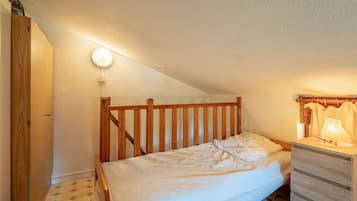 2 bedrooms, iron/ironing board
