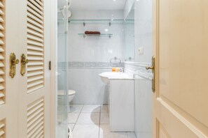 Dusj, hårføner og håndklær