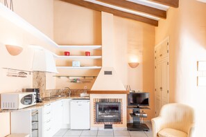 Kjøleskap, mikrobølgeovn, kokeplater og kaffetrakter/tekoker