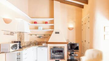 Réfrigérateur, micro-ondes, plaque de cuisson, cafetiÚre/bouilloire