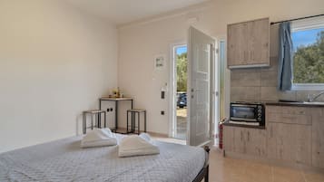 Iron/ironing board, free WiFi, bed sheets