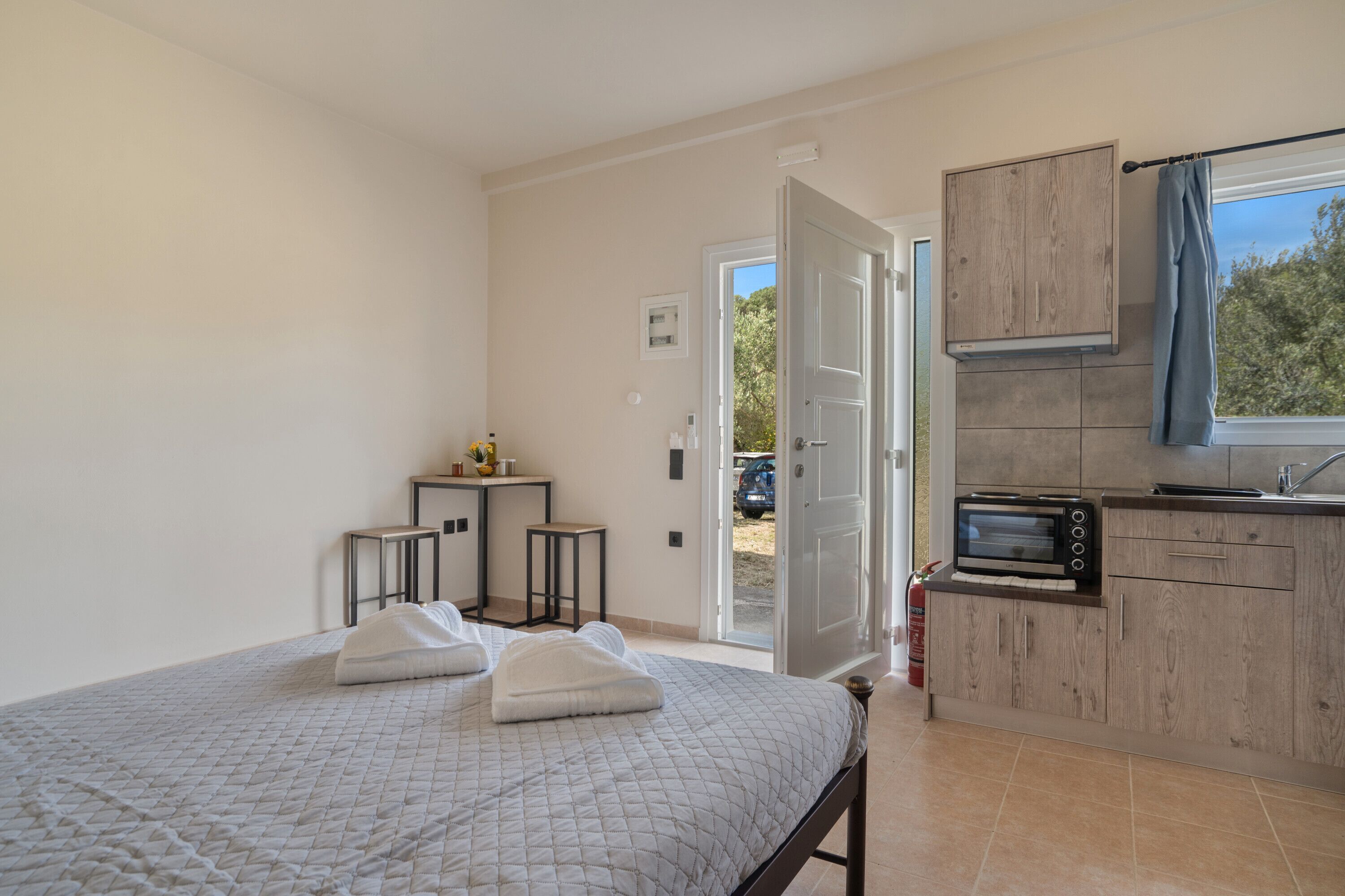 Iron/ironing board, free WiFi, bed sheets