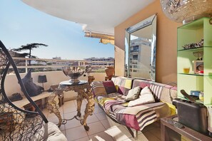 Property grounds - Apartment 'Le Loft' with Mountain View, Wi-Fi and Air Conditioning (Cannes)
