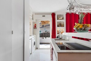 Coffee/tea maker, fridge, microwave, oven - Apartment 'Le Loft' with Mountain View, Wi-Fi and Air Conditioning (Cannes)