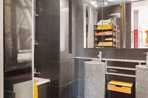 Shower, towels - Apartment 'Le Loft' with Mountain View, Wi-Fi and Air Conditioning (Cannes)