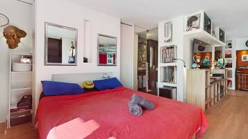 1 bedroom, WiFi (free), bed sheets