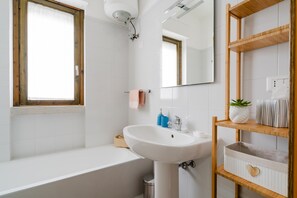 Douche, séchoir à cheveux, serviettes fournies