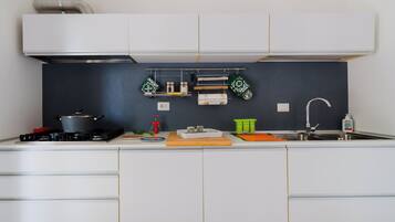 KĂŒhlschrank, Mikrowelle, Ofen, Herdplatte