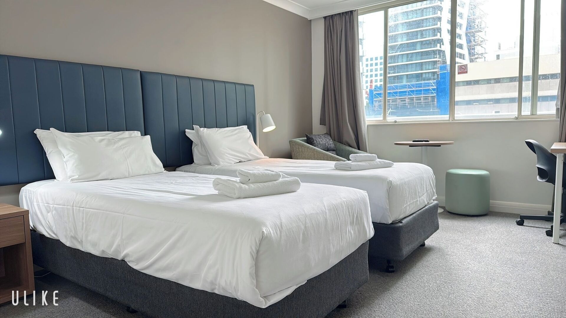 Tabla de planchar con plancha, wifi y ropa de cama 