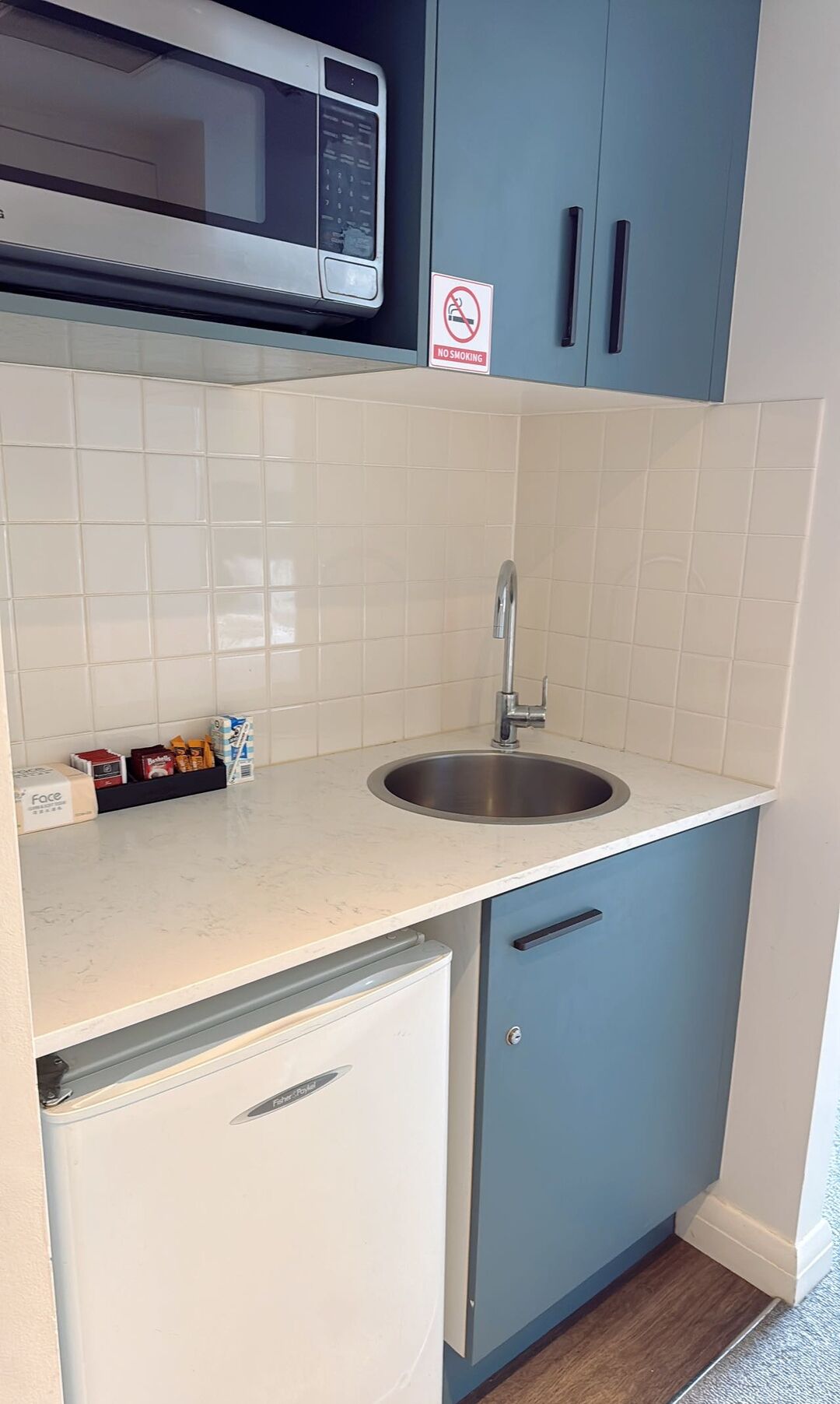 Réfrigérateur, micro-ondes, batterie de cuisine, vaisselle et ustensiles