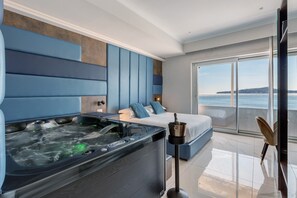 1 bedroom, free WiFi, bed sheets - Room 'Junior Suite Vista Mare' with Balcony, Wi-Fi and Air Conditioning (Napoli)