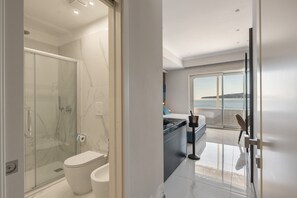 Shower, hair dryer, towels - Room 'Junior Suite Vista Mare' with Balcony, Wi-Fi and Air Conditioning (Napoli)