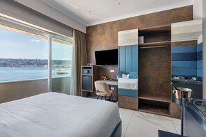 1 bedroom, free WiFi, bed sheets - Room 'Junior Suite Vista Mare' with Balcony, Wi-Fi and Air Conditioning (Napoli)