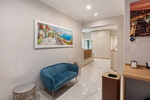 Interior - Room 'Junior Suite Vista Mare' with Balcony, Wi-Fi and Air Conditioning (Napoli)