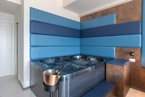 Interior - Room 'Junior Suite Vista Mare' with Balcony, Wi-Fi and Air Conditioning (Napoli)