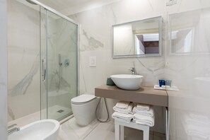 Dusche, Haartrockner, Handtücher