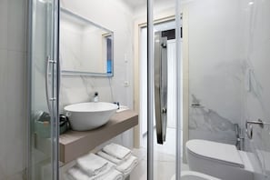 Douche, sèche-cheveux, serviettes fournies