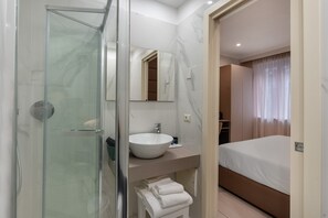 Een douche, een haardroger, handdoeken
