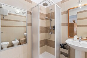 Douche, sèche-cheveux, serviettes fournies