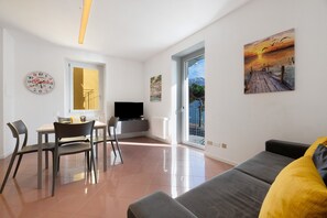 TV - Apartment 'Lake View' with Lake View, Balcony and Wi-Fi (Domaso)
