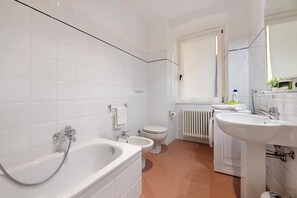 シャワー、ヘアドライヤー、タオル