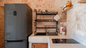 Kühlschrank, Wasserkocher mit Kaffee-/Teezubehör