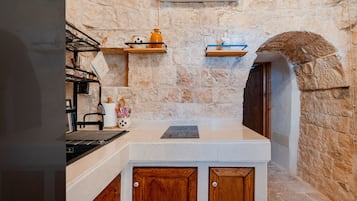 Refrigerador, cafetera/tetera, utensilios de cocina