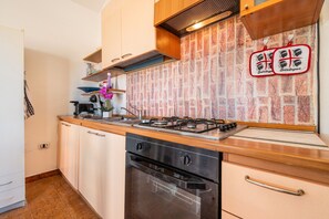 Fridge, oven, stovetop, coffee/tea maker