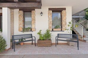 Property grounds - Apartment '5' with Shared Garden, Wi-Fi and Air Conditioning (Cabras)